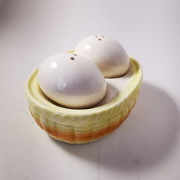 Vintage Ceramic Giftcraft Eggs on a Basket Salt and Pepper Shakers - Picture 14 of 16